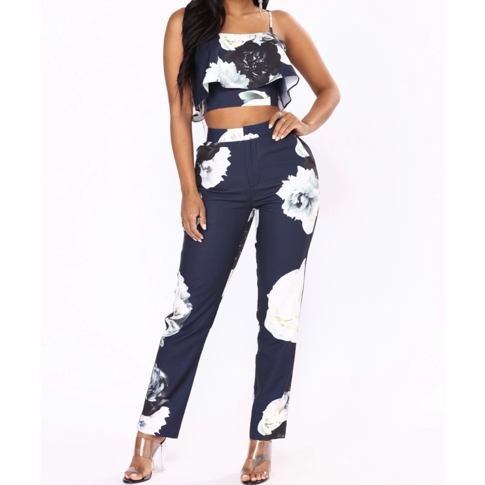 ✨FashionNova
Floral 2pc Pants Set 💙🤍
